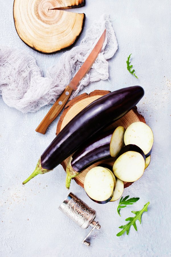 Maîtriser l'art de cuisiner les aubergines : l'importance cruciale du dégorgement